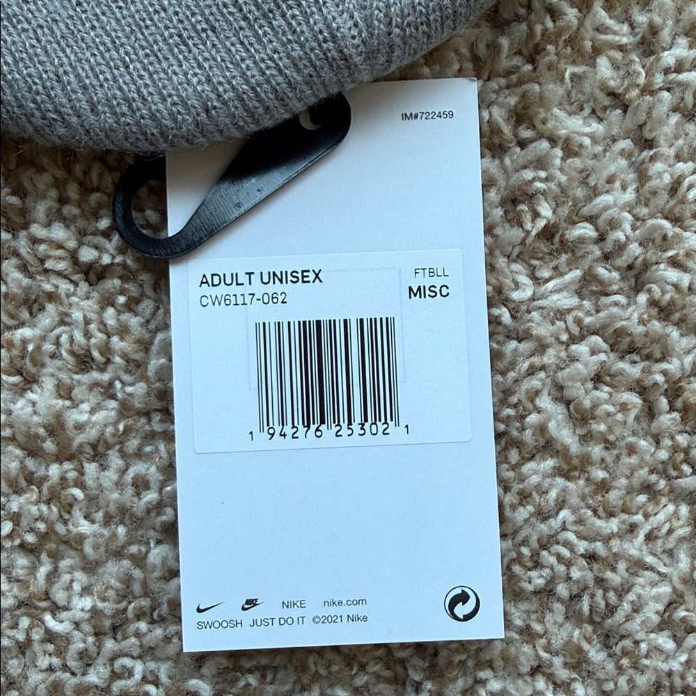 NWT Nike Unisex Cuffed Team Beanie, Grey - Picture 3 of 3